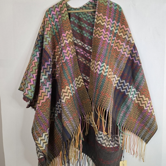 RIIQIICHY Sweaters - RIIQIICHY Women One-Size NWT Colorful Chevron Patterned Poncho
